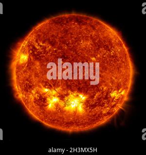 Washington DC, USA. Okt. 2021. Dieses Bild, das einen Sonnenblitz der Klasse X1.0 im Zentrum der Sonne zeigt, wurde am 28. Oktober 2021 vom Solar Dynamics Observatory der NASA aufgenommen und zeigt eine Mischung aus Licht der Wellenlängen 171 und 304 Angström. Sonneneruptionen sind starke Strahlungsausbrüche. Schädliche Strahlung eines Lichtreflexes kann die Erdatmosphäre nicht passieren, um den Menschen auf dem Boden körperlich zu beeinflussen. Wenn sie jedoch intensiv genug ist, können sie die Atmosphäre in der Schicht, in der GPS- und Kommunikationssignale übertragen werden, stören. NASA/UPI Credit: UPI/Alamy Live News Stockfoto