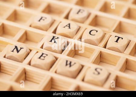 Fact News und Fake News in wordcloud Stockfoto