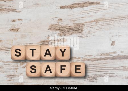 Bleiben Sie sicher auf Holzwürfel geschrieben Stockfoto