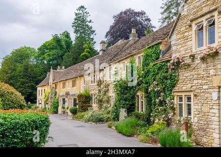 Eine Reihe von Cotswold-Steinhütten in der West Street, Castle Combe, einem Dorf in der Region Cotswolds von Natural Beauty in Wiltshire, Südwestengland Stockfoto