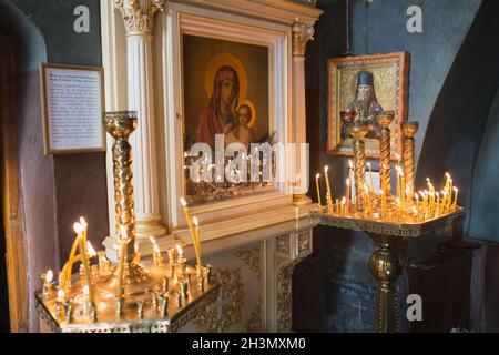 Ikonen und brennende Kerzen in der christlich-katholischen Kathedrale des Vatikans. Kirche des Petersdoms. Mai 2017 - Rom, Italien Stockfoto