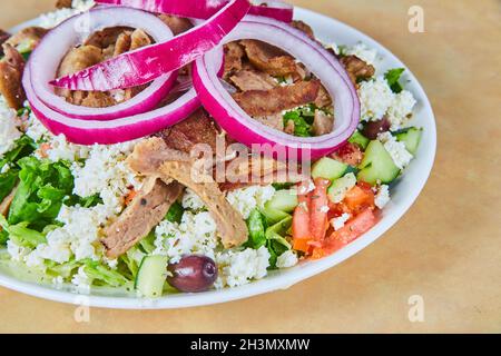 Frischer griechischer Gyrosalat im Garten auf sauberem Hintergrund Stockfoto