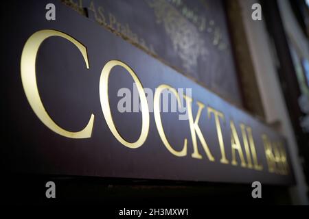 Schild mit der Aufschrift Cocktailbar an einer Fassade in der Altstadt von Prag Stockfoto