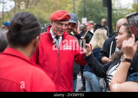 Curtis Sliwa beantwortet Fragen von Protestierenden bei der Demonstration und Kundgebung der medizinischen Freiheit der New Yorker Arbeiter am 25. Oktober 2021 Stockfoto