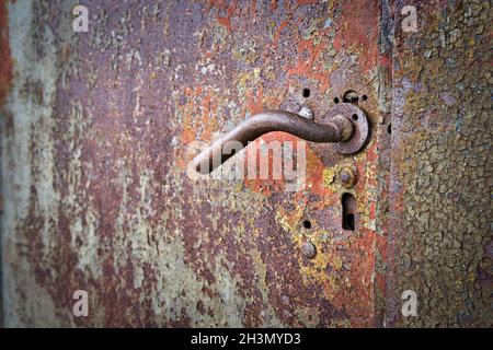 Türgriff an einer alten Metalltür im Hafen von Magdeburg Stockfoto