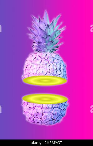 Collage mit Ananas in kräftigen, gradienten holografischen Farben im kreativen Concept Art-Stil. Kreative bunte Neon-Bild wi Stockfoto