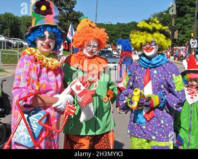 Toronto, Ontario / Kanada - 01. Juli 2008: Clowns begrüßen Menschen bei der Parade zum Canada Day Stockfoto