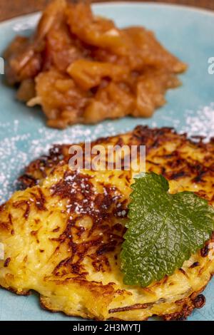 Bayerische Süßkartoffelpfannkuchen auf einem Teller Stockfoto