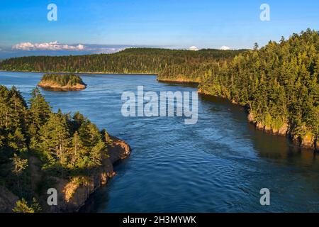 Blick von der Deception Pass Bridge mit der Strawberry Island in der Ferne, Washington Stockfoto