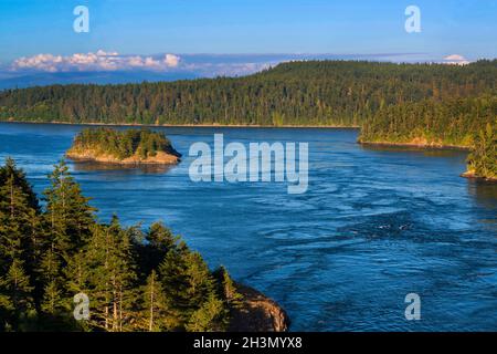 Blick von der Deception Pass Bridge mit der Strawberry Island in der Ferne, Washington Stockfoto