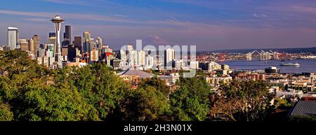 Blick auf die Skyline von Seattle und Mount Rainier vom Kerry Park, Washington Stockfoto