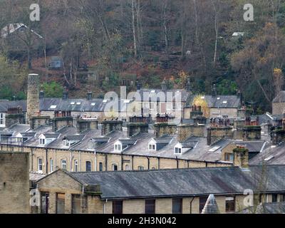 Blick von der Dachterrasse auf Reihen von traditionellen terrassenförmigen Straßen und Steinhäusern in hebden Bridge West yorkshire Stockfoto