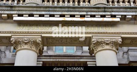 Museum & Art Gallery das Schild über kunstvoll geschnitzten Steinsäulen am Museum of Arts, Birmingham, Großbritannien Stockfoto