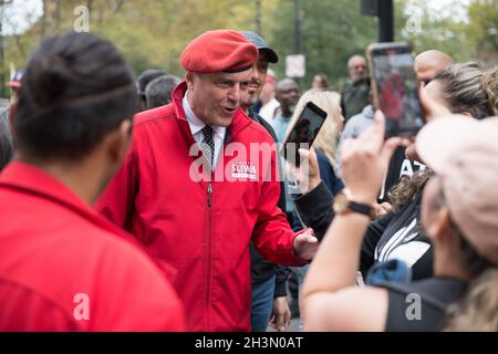 Curtis Sliwa beantwortet Fragen von Protestierenden bei der Demonstration und Kundgebung der medizinischen Freiheit der New Yorker Arbeiter am 25. Oktober 2021 Stockfoto