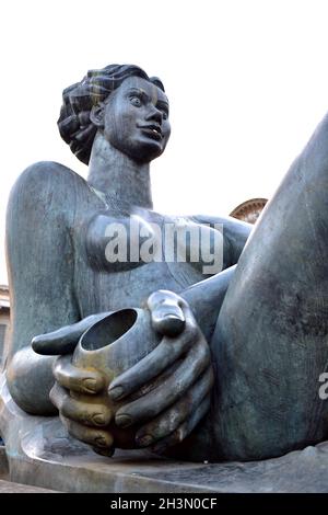 Öffentliche Kunst: Die Skulptur des Flusses monumentale weibliche Figur aus Bronze, die den Spitznamen „die Floozie im Whirlpool“ trägt, von Dhruva Mistry, Birmingham, Großbritannien Stockfoto