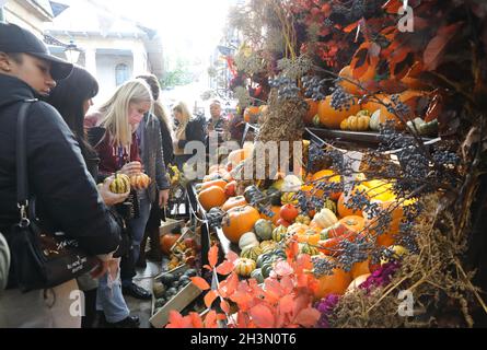 Kürbisse und Kürbisse zum Verkauf in Covent Garden für Halloween 2021, im Zentrum von London, Großbritannien Stockfoto