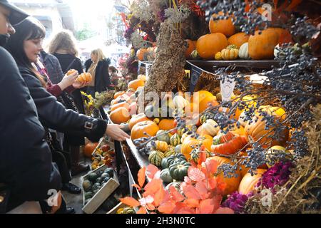 Kürbisse und Kürbisse zum Verkauf in Covent Garden für Halloween 2021, im Zentrum von London, Großbritannien Stockfoto