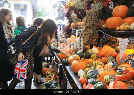 Kürbisse und Kürbisse zum Verkauf in Covent Garden für Halloween 2021, im Zentrum von London, Großbritannien Stockfoto