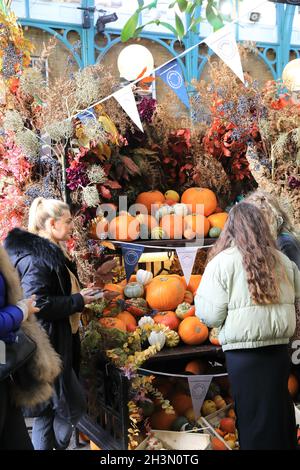 Kürbisse und Kürbisse zum Verkauf in Covent Garden für Halloween 2021, im Zentrum von London, Großbritannien Stockfoto