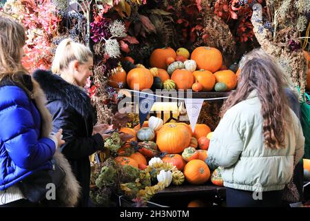 Kürbisse und Kürbisse zum Verkauf in Covent Garden für Halloween 2021, im Zentrum von London, Großbritannien Stockfoto