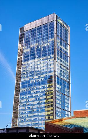 Wolkenkratzer aus Glas in der Innenstadt gegen den blauen Himmel Stockfoto