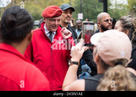 Curtis Sliwa beantwortet Fragen von Protestierenden bei der Demonstration und Kundgebung der medizinischen Freiheit der New Yorker Arbeiter am 25. Oktober 2021 Stockfoto