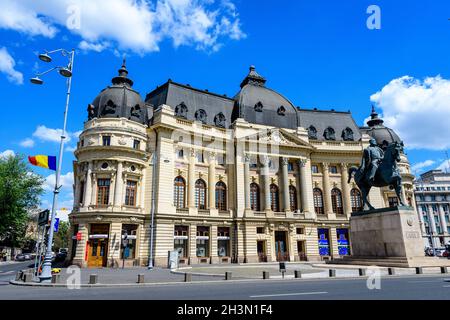 Bukarest, Rumänien, 6. Mai 2021: Zentrale Universitätsbibliothek mit Reiterdenkmal an König Carol I. davor auf dem Revolutionei-Platz (Piata Rev Stockfoto