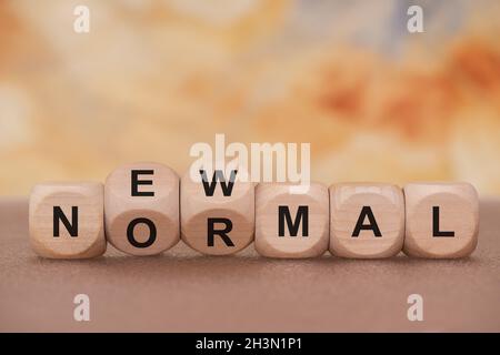 Normal und neu auf Holzwürfel geschrieben Stockfoto