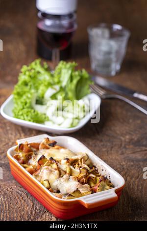 Pasta au Gratin auf dunklem Holz Stockfoto