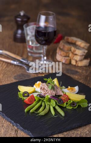 Salat Nicoise auf Holzhintergrund Stockfoto