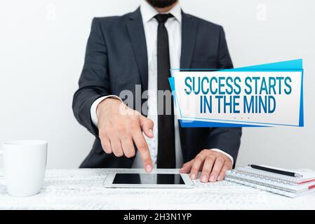 Der Erfolg der Handschrift beginnt im Kopf. Wort geschrieben auf Setzen Sie Ihre Meinung zu Positivität es kann einen langen Weg zu präsentieren Kommunikationstechnologie gehen Stockfoto