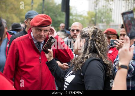 Curtis Sliwa beantwortet Fragen von Protestierenden bei der Demonstration und Kundgebung der medizinischen Freiheit der New Yorker Arbeiter am 25. Oktober 2021 Stockfoto