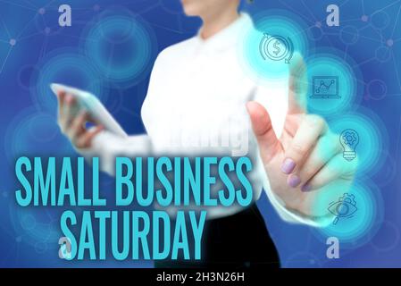 Schreiben Anzeige Text Small Business Samstag. Wort für amerikanische Shopping-Urlaub während der Samstag Lady in Uniform Standing Hold Phone gehalten Stockfoto