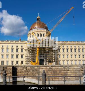 Baustelle des Berliner Stadtpalastes nach der Montage des Kreuz auf dem Dach Stockfoto