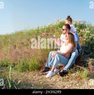 Mama, Papa und kleine Tochter. Glückliche Familie auf dem Weg. Stockfoto