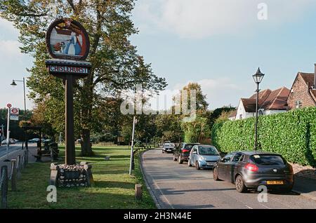 Schild des Dorfes Chislehurst in der Nähe der Royal Parade im Londoner Stadtteil Bromley, Südostengland Stockfoto