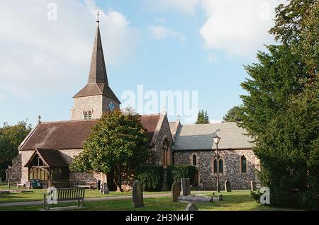 Die historische restaurierte Kirche des St. Nicolas aus dem 15. Jahrhundert in Chislehurst, Kent, Südostengland Stockfoto