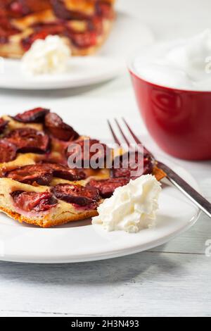 Scheibe bayerischer Pflaumenkuchen mit Rahm Stockfoto