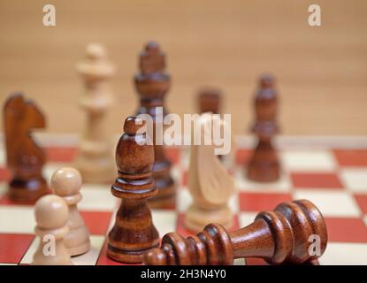 Schachfiguren auf einem Spielbrett in Nahaufnahme Stockfoto