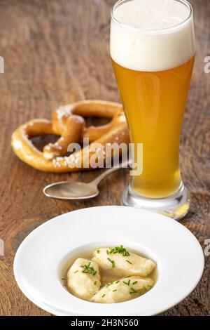 Grießknödel in Brühe auf Holz Stockfoto