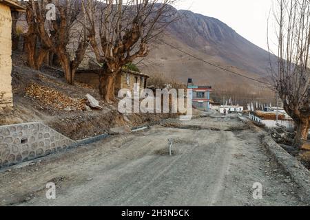 Khinga, Mustang District, Nepal - 19. November 2016: Die Straße im Dorf Khinga. Das Dorf Khinga liegt an der Straße von Kagbeni nach Muktinath. Stockfoto