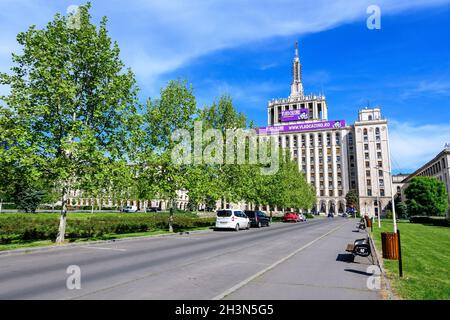 Bukarest, Rumänien - 15. Mai 2021: Das Hauptgebäude des Panoramas des Hauses der Freien Presse (Casa Presei Libere) im Stil des sowjetischen sozialistischen Reals Stockfoto