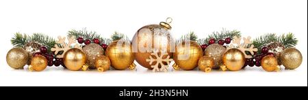 Weihnachtliche Umrandung aus goldenen Ornamenten mit Ästen. Seitenansicht isoliert auf weißem Hintergrund. Stockfoto
