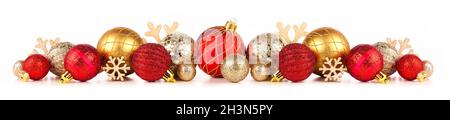 Weihnachtliche Umrandung aus roten und goldenen Ornamenten. Seitenansicht isoliert auf weißem Hintergrund. Stockfoto