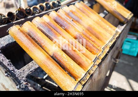 Reis in Bambusröhrchen gekocht Stockfoto