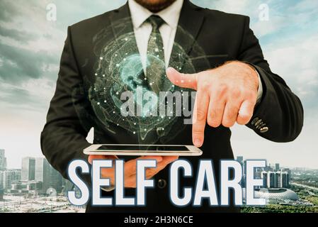 Textunterschrift zur Selbstpflege. Geschäftsidee die Praxis, Maßnahmen zur Verbesserung der eigenen Gesundheit Laptop ruht auf Runde der Frau mit Flat Stockfoto
