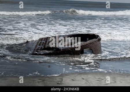 Rostiger Schiffskessel des SS Lawrence Shipwreck, Westküste Neuseelands Stockfoto