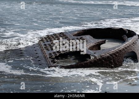 Rostiger Schiffskessel des SS Lawrence Shipwreck, Westküste Neuseelands Stockfoto