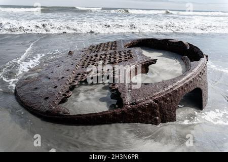 Rostiger Schiffskessel des SS Lawrence Shipwreck, Westküste Neuseelands Stockfoto