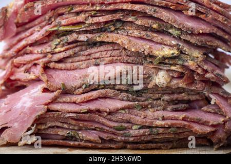 Stapel von geschnittenem Pastrami-Fleisch Stockfoto